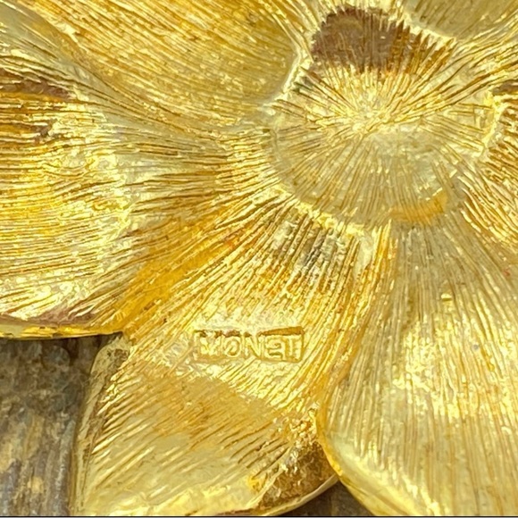 Elegant Gold Floral Brooch with Multicolor Crystals - Picture 5 of 6